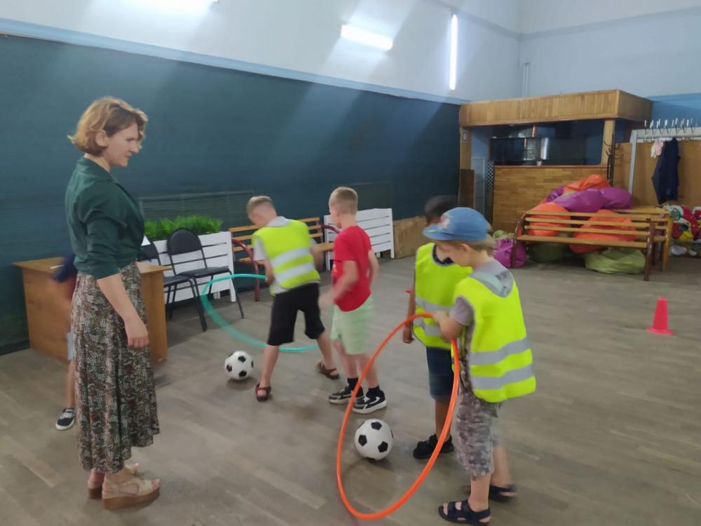 Там на неведомых дорожках
