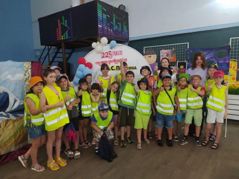 Там на неведомых дорожках
