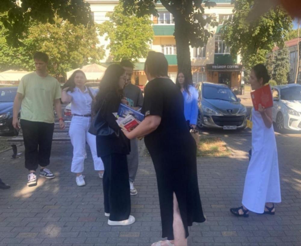 Литературная скамейка
