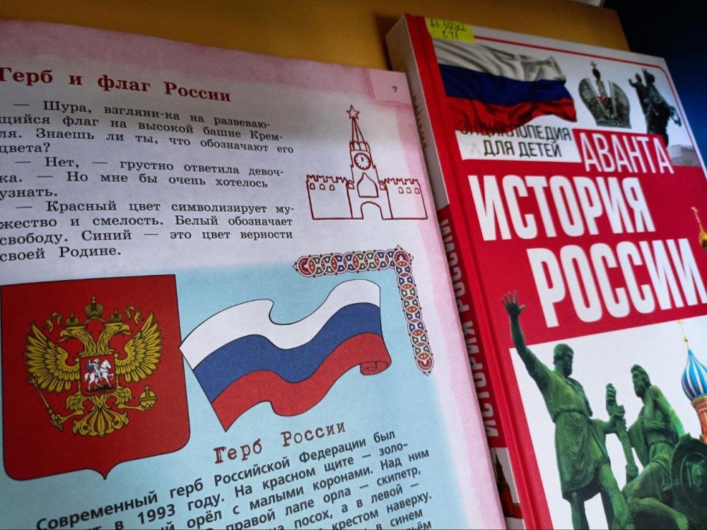 Три цвета праздника
