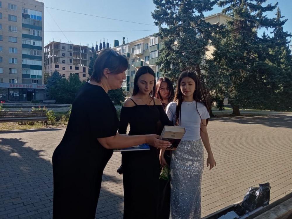 Юбиляры на скамейке
