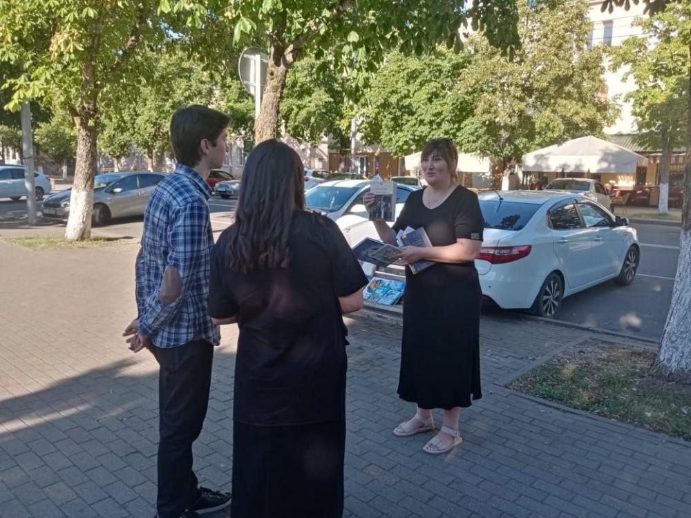 Юбиляры на скамейке
