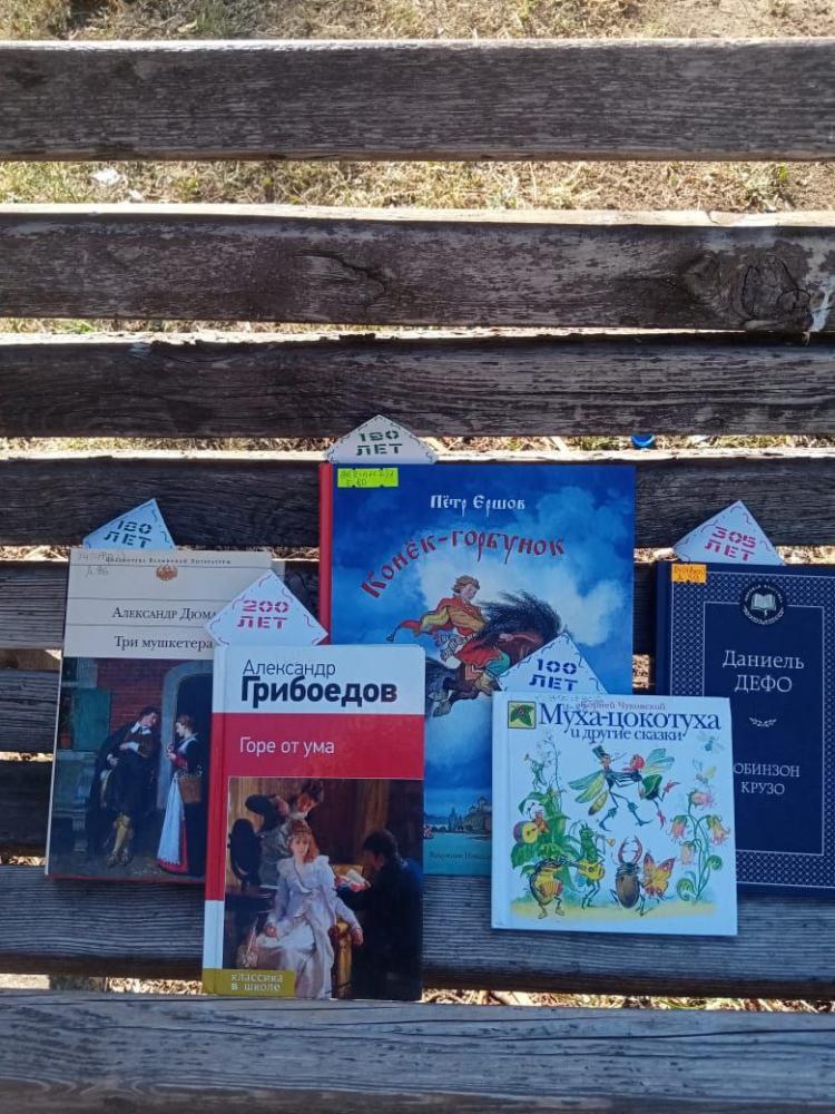 Юбиляры на скамейке
