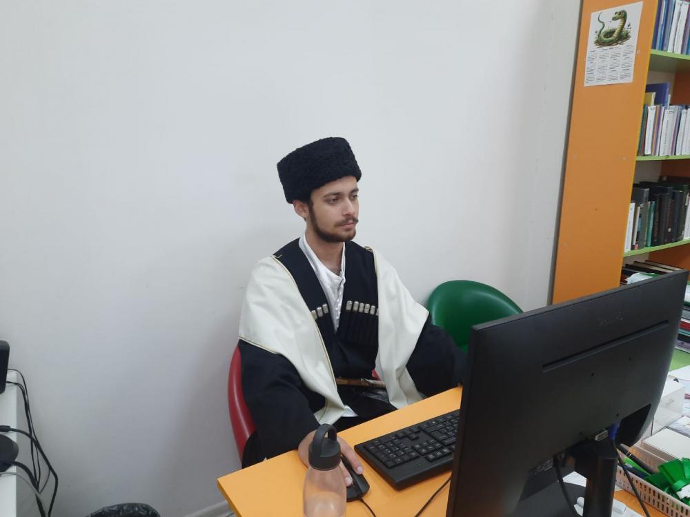 На работе в национальном костюме
