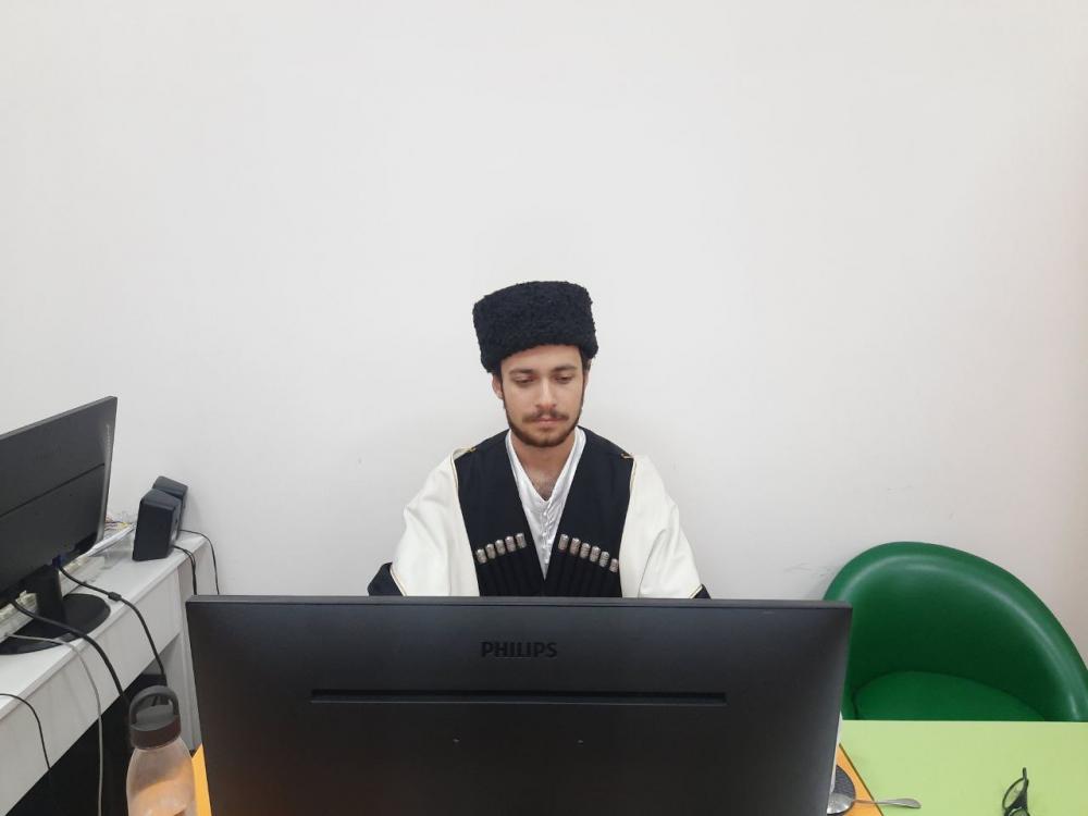 На работе в национальном костюме
