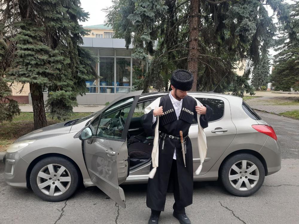 На работе в национальном костюме
