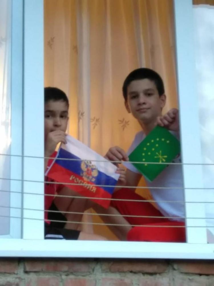 Нагароков Тагир и Алибегов Амир тоже присоединились к акции «Окна России». Юные патриоты! 