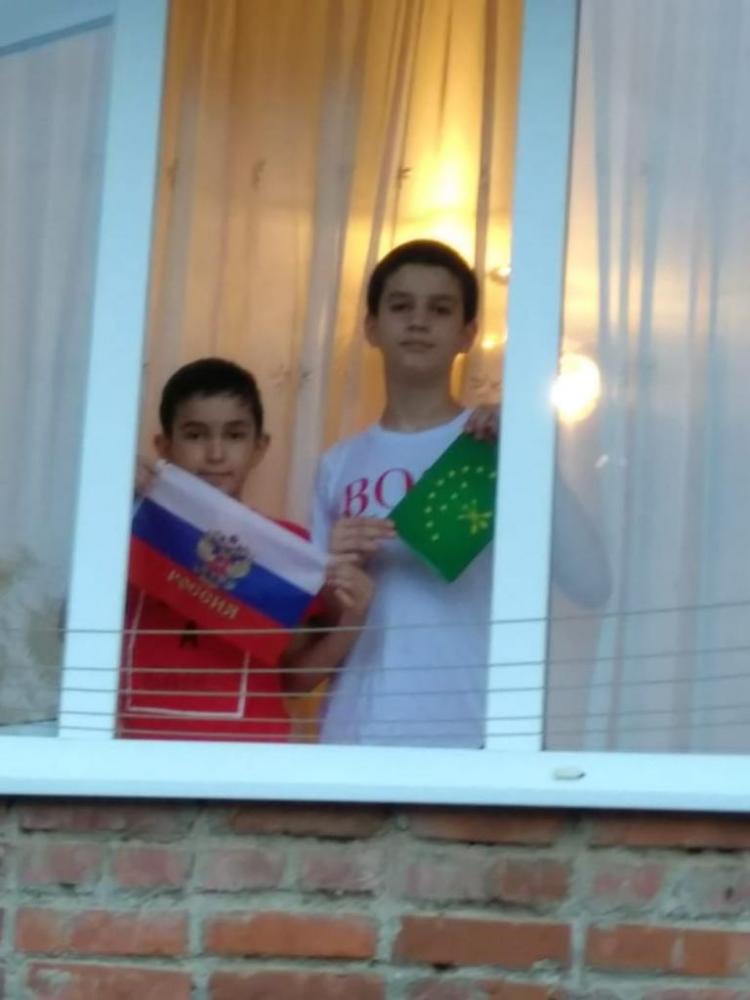 Нагароков Тагир и Алибегов Амир тоже присоединились к акции «Окна России». Юные патриоты! 