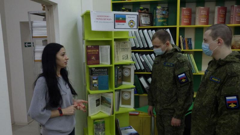 Беседа у выставки "Карачаево-Черкесия моя!"