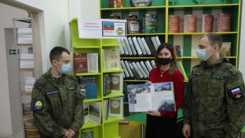 Беседа у выставки "Карачаево-Черкесия моя!"