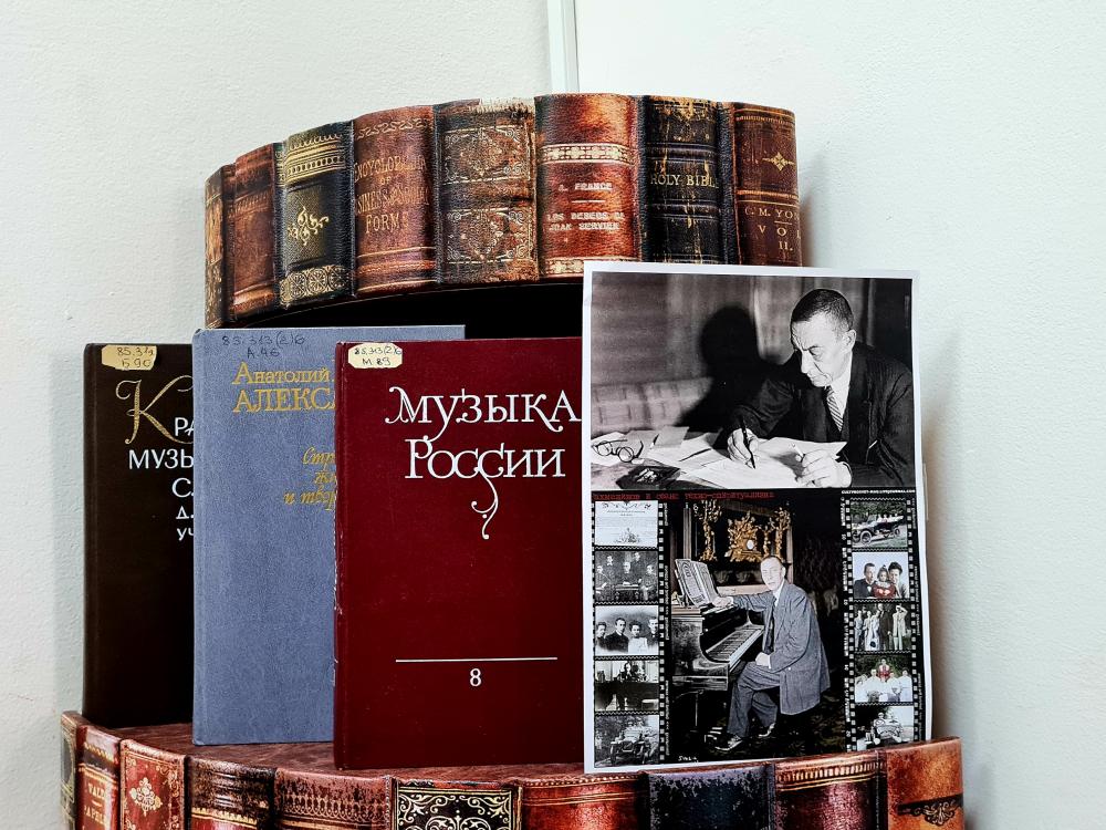 И льется музыки божественный поток
