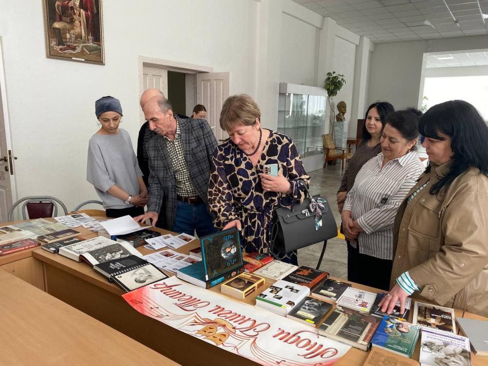 Люди. Книги. Театр.
