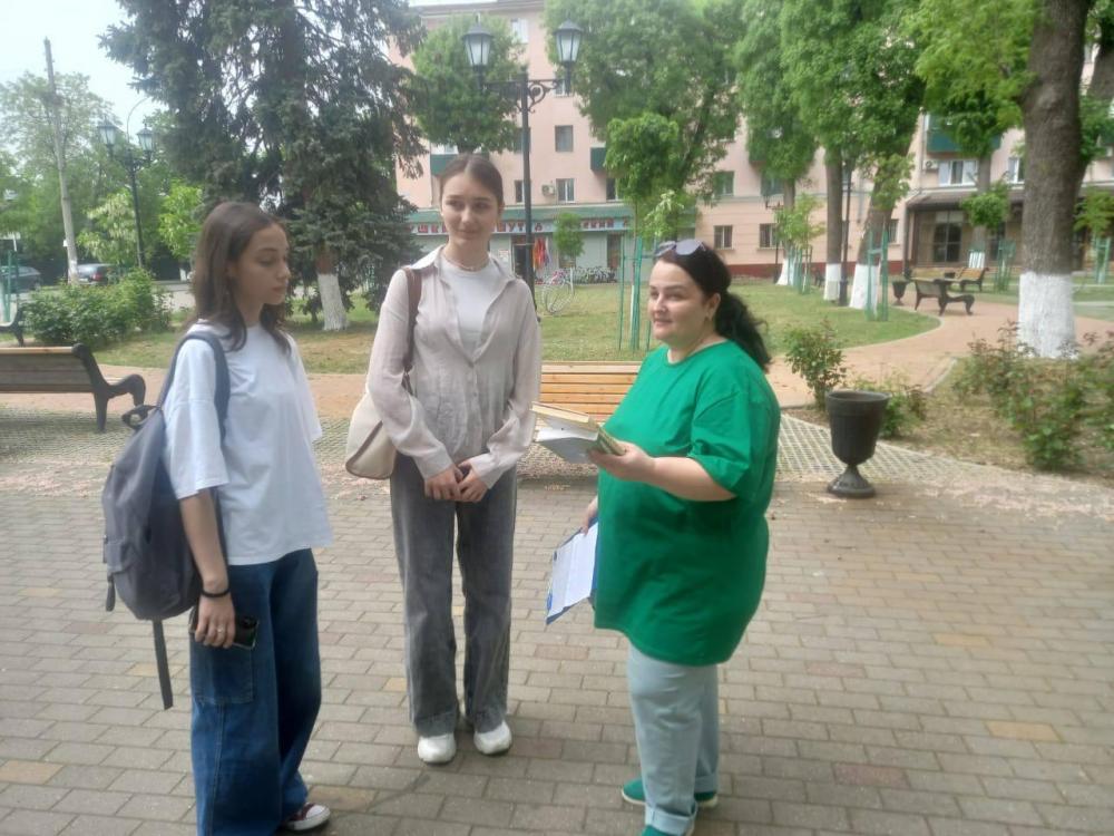 Гордо реет Адыгейский флаг
