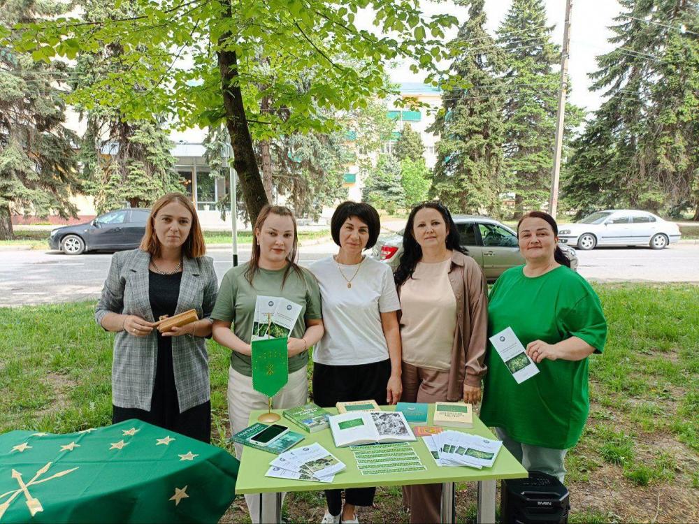 Гордо реет Адыгейский флаг
