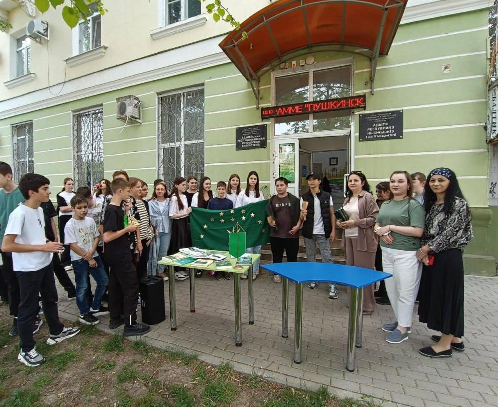 Гордо реет Адыгейский флаг
