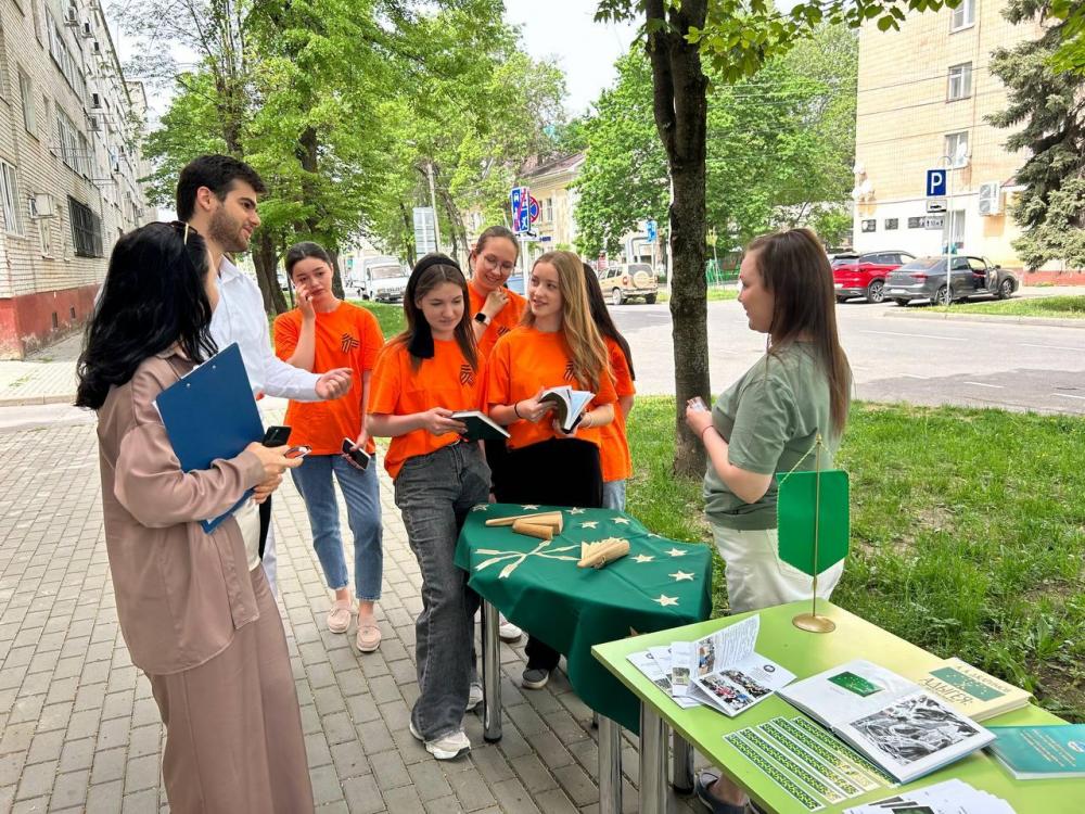 Гордо реет Адыгейский флаг
