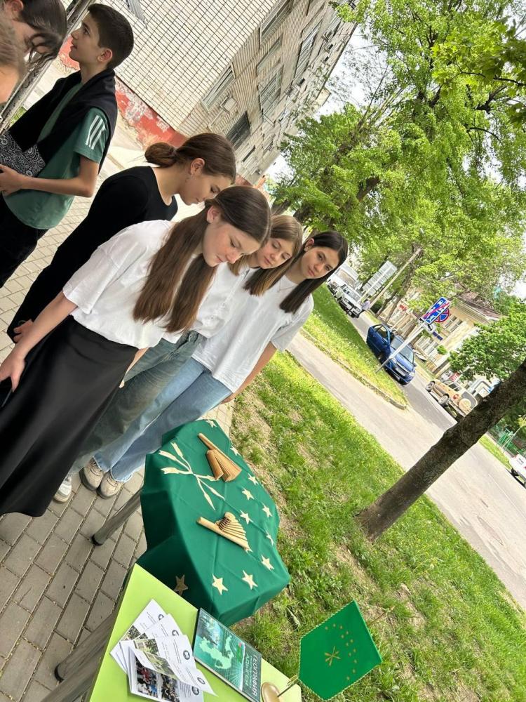 Гордо реет Адыгейский флаг
