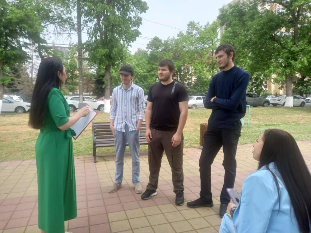 Гордо реет Адыгейский флаг
