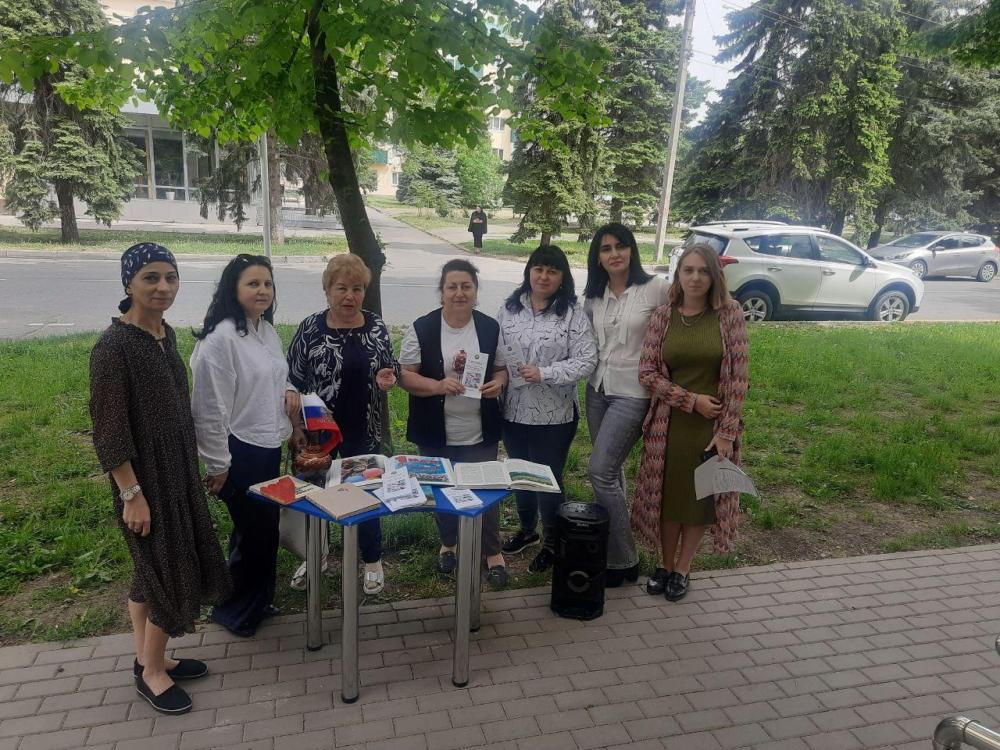 Мир, труд, май
