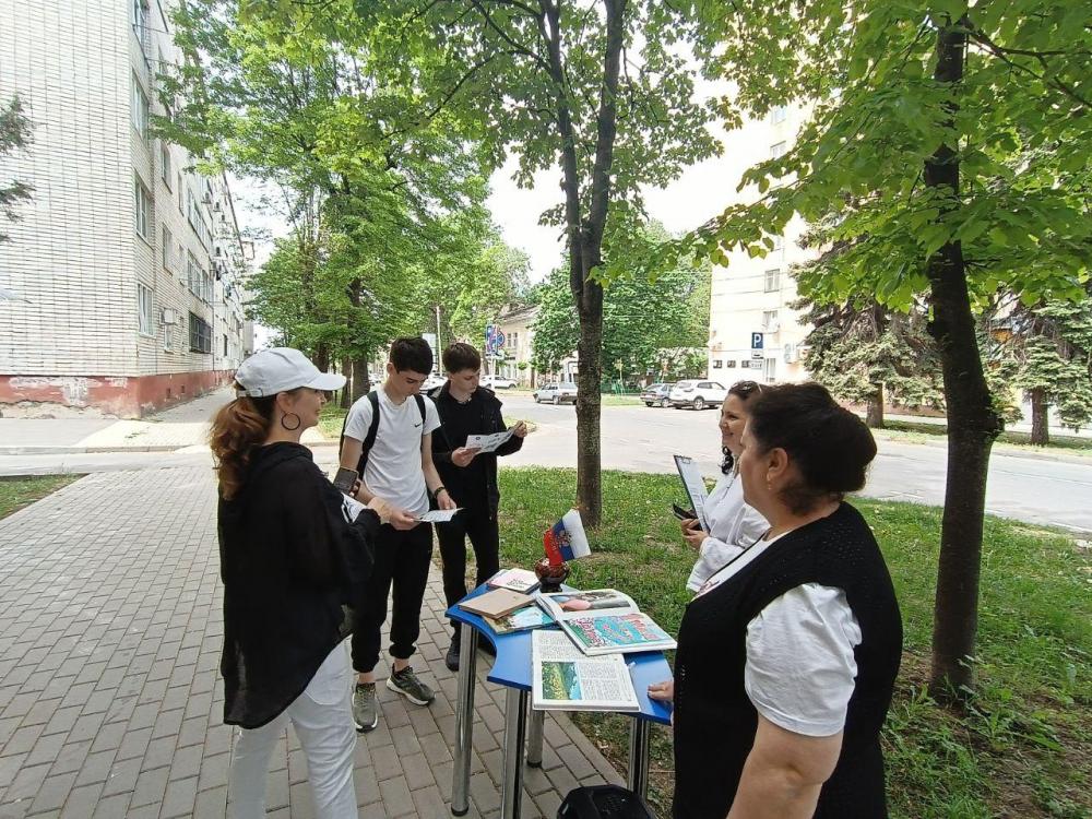 Мир, труд, май
