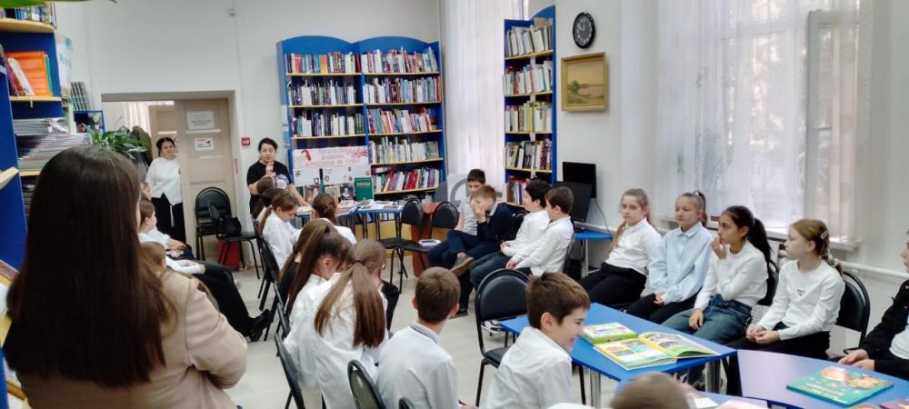 Прекрасная женщина с ребенком на руках
