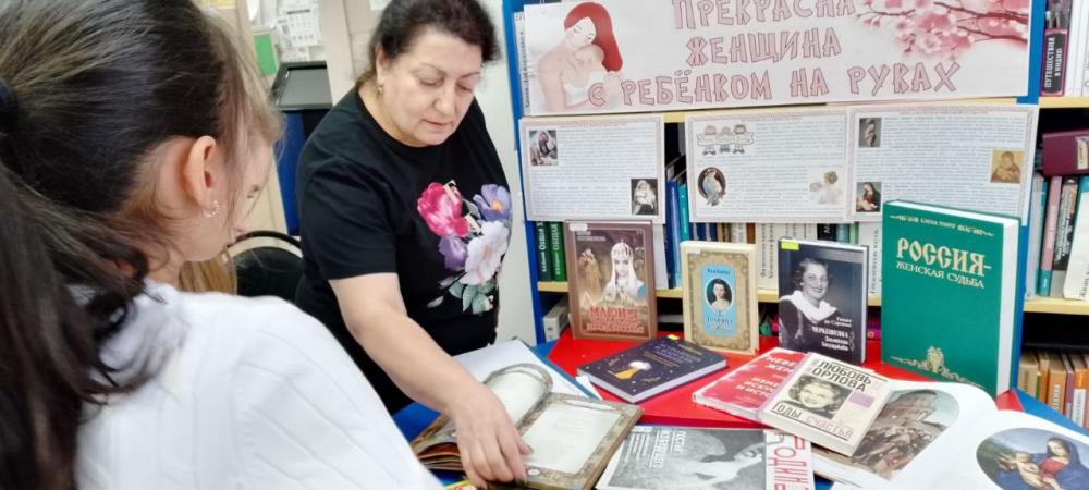 Прекрасная женщина с ребенком на руках
