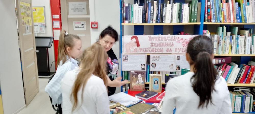 Прекрасная женщина с ребенком на руках
