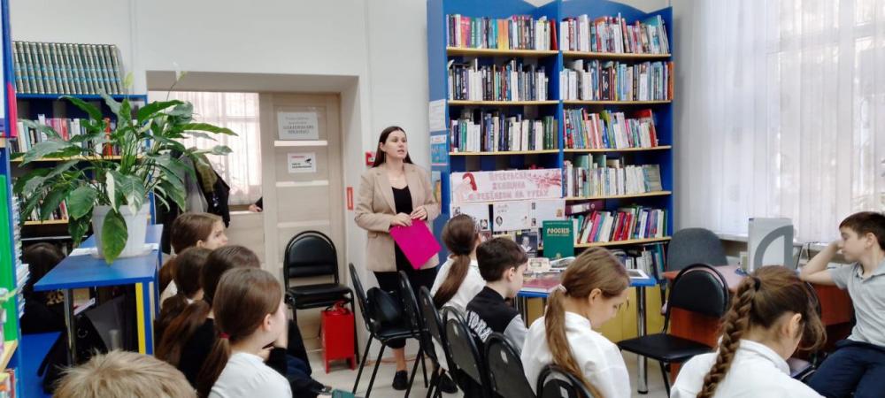 Прекрасная женщина с ребенком на руках
