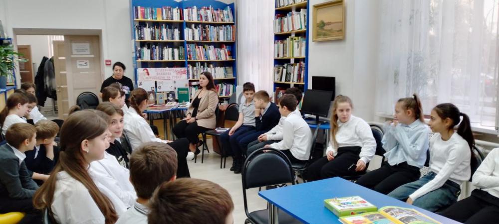 Прекрасная женщина с ребенком на руках
