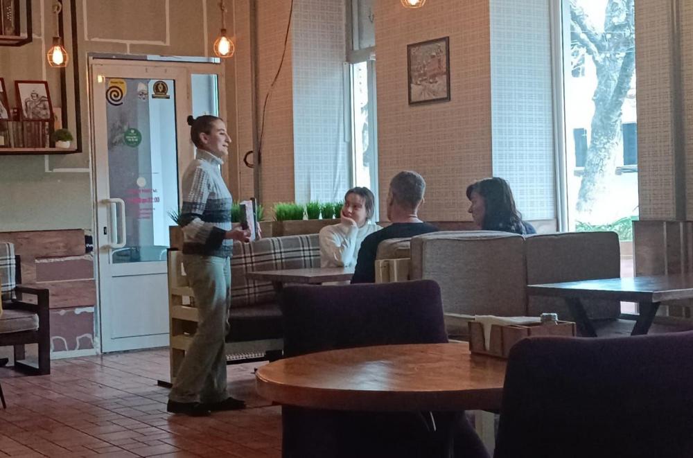 Литературные герои в кино и их поклонники.
